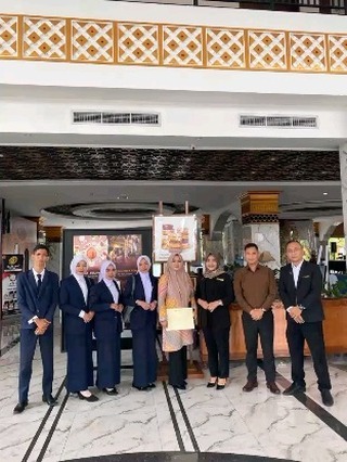 Prodi D3 Perhotelan Fakultas Vokasi Universitas Muhammadiyah Aceh (Unmuha) kembali melaksanakan Program Praktek Kuliah Lapangan (PKL) untuk mahasiswa tingkatan Akhir, yaitu angkatan 2020. 

Program PKL ini diikuti oleh 11 Mahasiswa yang telah menempuh 100 SKS mata kuliah prasyarat. Pada tahun ini, terdapat 3 mitra industri hotel yang menjadi wahana praktek, yaitu; Hotel Hermes Palace Banda Aceh, Hotel Grand Arabia Banda Aceh, dan Hotel Kyriad Muraya Banda Aceh. 

Kegiatan PKL akan dilaksanakan selama 3 bulan terhitung sejak tanggal 14 Maret sd 25 Juni 2023. Diawali dengan pengantaran/ serah terima mahasiswa yang dilaksanakan pada tanggal 13 Maret 2023 oleh KaProdi D3 Perhotelan, Riska Nanda, S.Pd., M.Sc kepada pihak hotel. 

Melalui kegiatan PKL ini diharapkan mahasiswa dapat memahami secara mendalam kompetensi yang harus dimiliki, serta dapat merasakan dan melihat secara langsung  lingkup kerja industri perhotelan. Dengan demikan harapannya mahasiswa nntinya dapat lebih siap untuk memasuki dunia kerja yang sebenarnya.