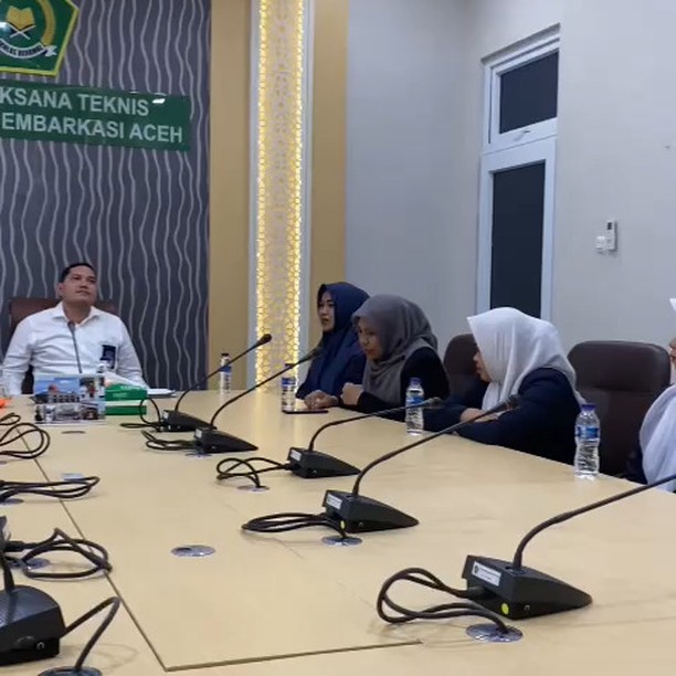Kunjungan lapangan Mahasiswa Prodi Perhotelan Fakultas Vokasi Universitas Muhammadiyah Aceh ke Unit Pelaksana Teknis (UPT) Asrama Haji Embarkasi Aceh 19 Desember 2023 bagi semester I (satu), III (tiga), dan Semester V (lima). Pelaksanaan kegiatan ini salah satu bentuk perwujudan kerjasama antara Fakultas Vokasi Unmuha dengan UPT Asrama Haji Embarkasi Aceh. 

Pembelajaran lapangan tersebut merupakan pembelajaran experiential learning untuk pendidikan Vokasi yang memungkinkan para mahasiswa perhotelan untuk belajar dengan memenuhi aspek penting dalam proses pembelajaran (kognitif, afektif, dan emosi). Terpenuhi seluruh aspek penting dalam proses pembelajaran dapat membuat pemahaman dan menambah pengalaman bagi mahasiswa prodi perhotelan.

Kunjungan lapangan merupakan implementasi dari beberapa mata kuliah yaitu: (1) Manajemen Risiko Bencana Pariwisata yang dibimbing oleh Fazli,S..K.M., M.Kes; (2) Manajemen Pemasaran Hotel yang dibimbing oleh Dr. Harbiyah, S.Pd., M.Pd.; (3) Hospitality Perhotelan yang dibimbing oleh Marlina, S.Pd., M.Pd, dan (4) Teknik Pemanduan yang dibimbing oleh Riska Nanda, S.Pd., M.Sc. Kegiatan ini dilakukan pada beberapa lokasi di lingkungan Asrama Haji diantaranya: 1.	Muzdhalifah yaitu hotel yang merupakan sarana akomodasi yang diperuntukkan untuk umum. Memilki fasilitas Lobbi, kamar dan ruang rapat; 2.	Pemondokan haji, sarana akomodasi untuk jamaah haji pada musim haji. Pemondokan ini memiliki nama, Gedung Arafah, Gedung Misfalah dan Gedung Jedah.

Mahasiswa sangat proaktif dalam kegiatan ini, dibarengi sikap kekeluargaan dan keramahtamahan yang dimiliki oleh karyawan Asrama Haji sekaligus menjadi pemandu pada kegiatan tersebut. Husna, Cut Agustine Wulandari, T. Muhammad Fairuz, dan Kamaruzaman, mereka merupakan karyawan di lingkungan UPT Asrama Haji Embarkasi Aceh.